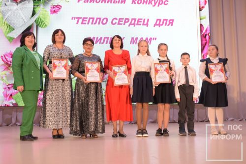 В Камских Полянах состоялся районный фестиваль-конкурс «Тепло сердец для милых мам», посвященный Дню матери
