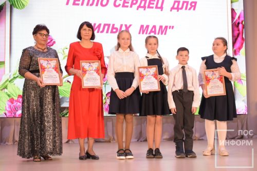 В Камских Полянах состоялся районный фестиваль-конкурс «Тепло сердец для милых мам», посвященный Дню матери