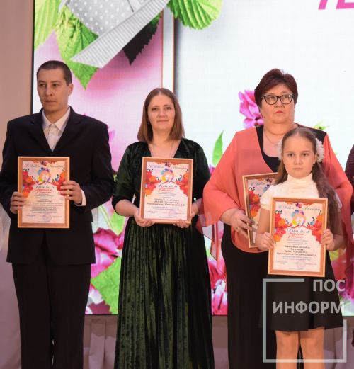 В Камских Полянах состоялся районный фестиваль-конкурс «Тепло сердец для милых мам», посвященный Дню матери