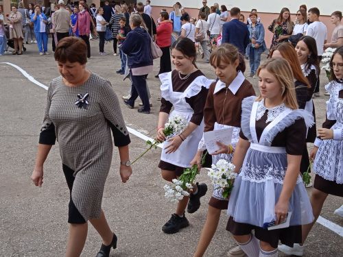 В Камско-Полянской школе № 1 прошли торжественные линейки, посвященные Дню знаний