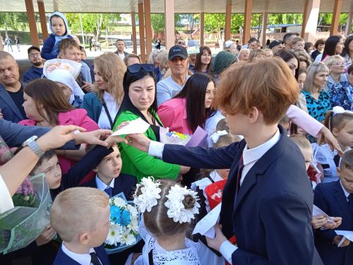 В Камско-Полянской школе № 1 прошли торжественные линейки, посвященные Дню знаний