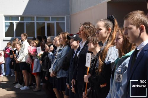 В Камских Полянах последний звонок прозвенел для выпускников школы № 2
