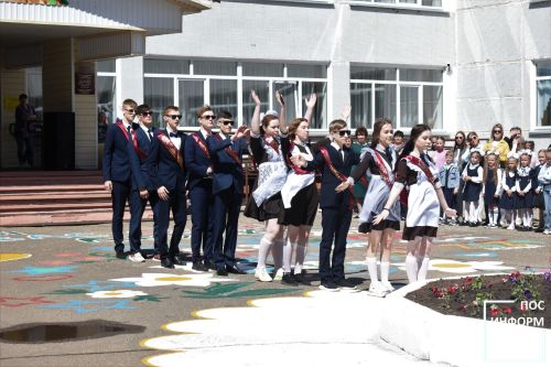 В Камских Полянах последний звонок прозвенел для выпускников школы № 2