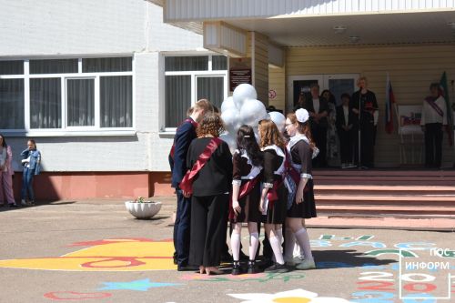 В Камских Полянах последний звонок прозвенел для выпускников школы № 2