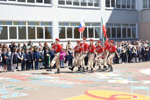 В Камских Полянах последний звонок прозвенел для выпускников школы № 2