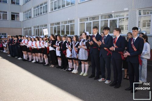 В Камских Полянах последний звонок прозвенел для выпускников школы № 2