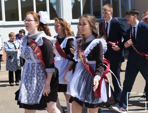 В Камских Полянах последний звонок прозвенел для выпускников школы № 2