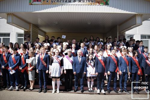 В Камских Полянах последний звонок прозвенел для выпускников школы № 2