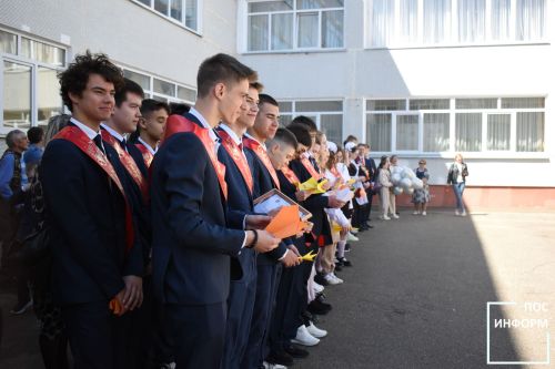 В Камских Полянах последний звонок прозвенел для выпускников школы № 2