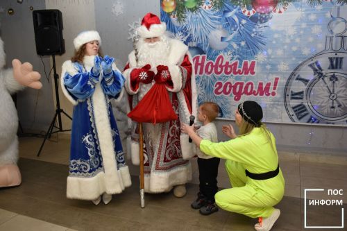 Бойцы арктической бригады подарили детям Камских Полян новогоднее чудо