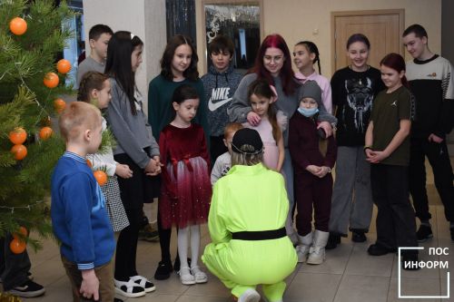 Бойцы арктической бригады подарили детям Камских Полян новогоднее чудо