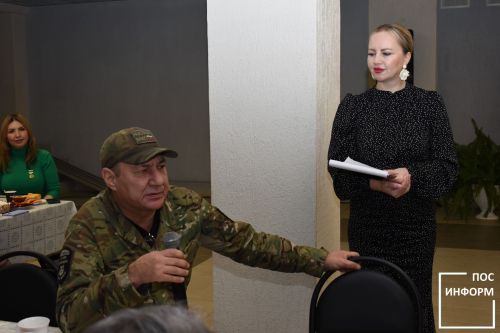 Специалисты культурного центра поздравили волонтеров Камских Полян