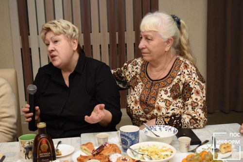 Специалисты культурного центра поздравили волонтеров Камских Полян