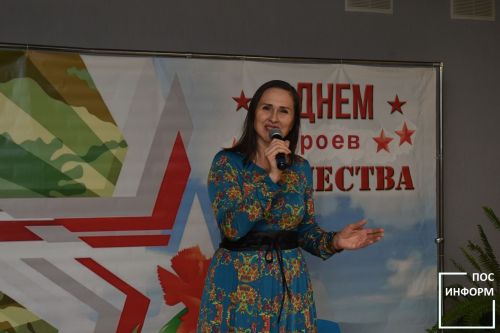 Специалисты культурного центра поздравили волонтеров Камских Полян