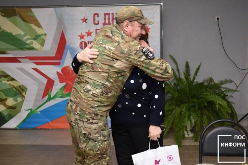 Специалисты культурного центра поздравили волонтеров Камских Полян