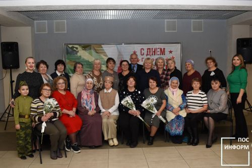 Специалисты культурного центра поздравили волонтеров Камских Полян