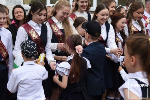Последний звонок прозвенел для выпускников школы №2 Камских Полян