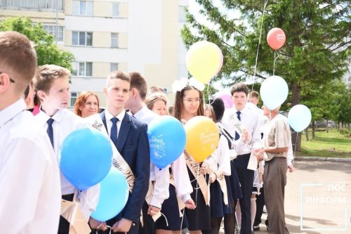 Последний звонок прозвенел для выпускников школы №2 Камских Полян
