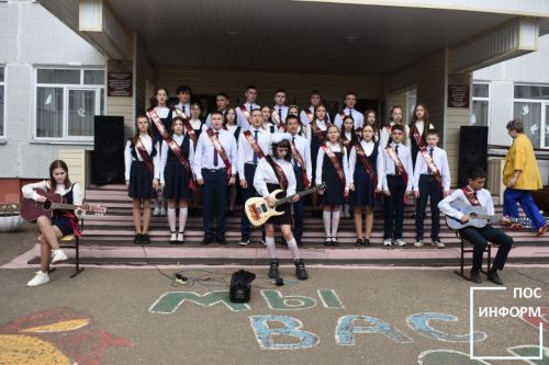 Последний звонок прозвенел для выпускников школы №2 Камских Полян