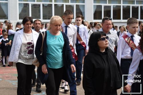 Последний звонок прозвенел для выпускников школы №2 Камских Полян