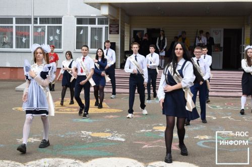 Последний звонок прозвенел для выпускников школы №2 Камских Полян