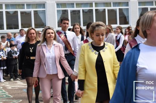 Последний звонок прозвенел для выпускников школы №2 Камских Полян