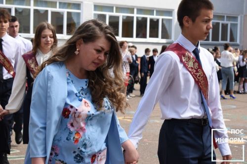 Последний звонок прозвенел для выпускников школы №2 Камских Полян