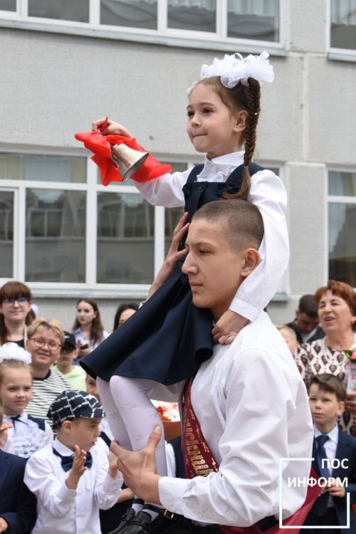 Последний звонок прозвенел для выпускников школы №2 Камских Полян