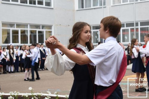 Последний звонок прозвенел для выпускников школы №2 Камских Полян