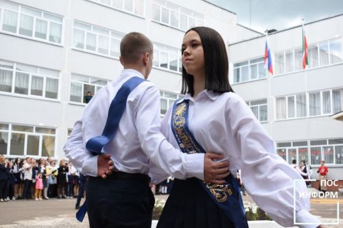 Последний звонок прозвенел для выпускников школы №2 Камских Полян