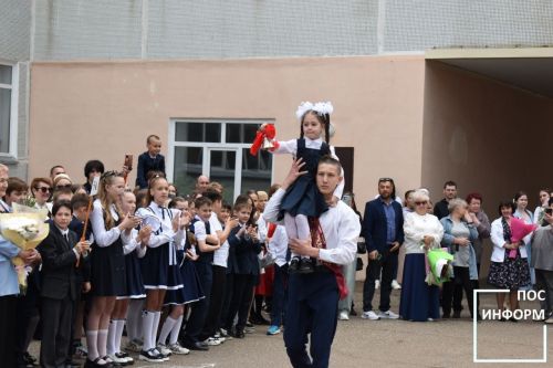 Последний звонок прозвенел для выпускников школы №2 Камских Полян