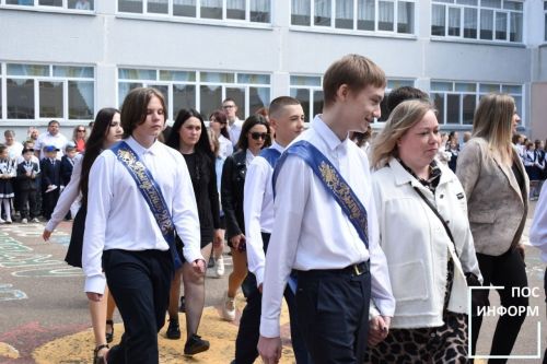 Последний звонок прозвенел для выпускников школы №2 Камских Полян