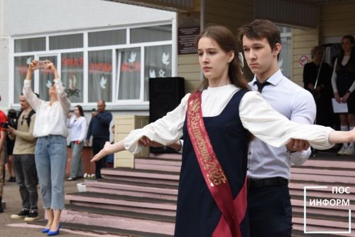 Последний звонок прозвенел для выпускников школы №2 Камских Полян