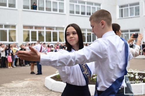 Последний звонок прозвенел для выпускников школы №2 Камских Полян