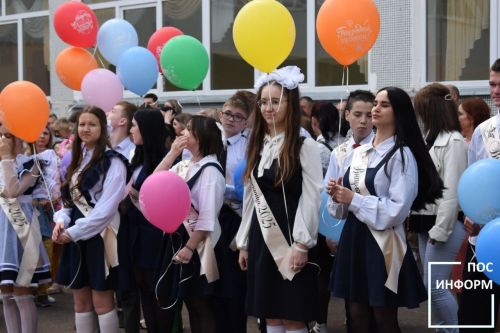 Последний звонок прозвенел для выпускников школы №2 Камских Полян