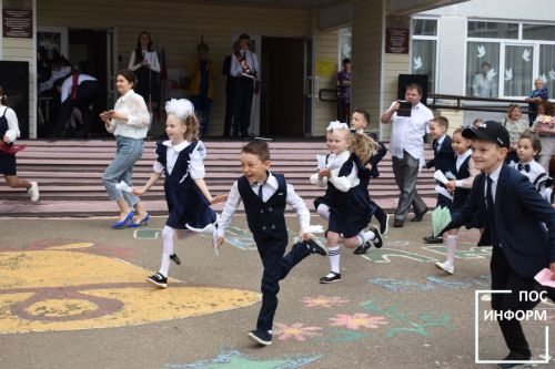 Последний звонок прозвенел для выпускников школы №2 Камских Полян