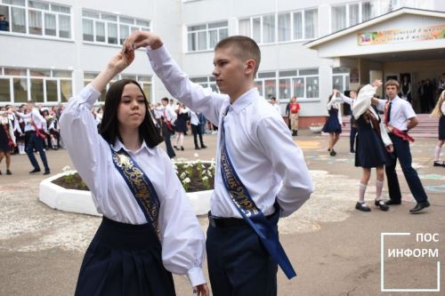 Последний звонок прозвенел для выпускников школы №2 Камских Полян