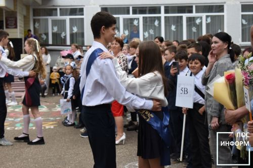Последний звонок прозвенел для выпускников школы №2 Камских Полян