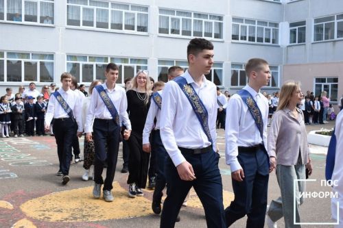 Последний звонок прозвенел для выпускников школы №2 Камских Полян