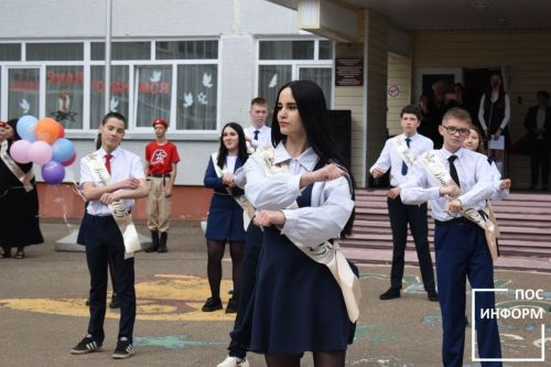 Последний звонок прозвенел для выпускников школы №2 Камских Полян
