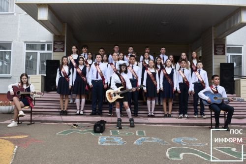Последний звонок прозвенел для выпускников школы №2 Камских Полян