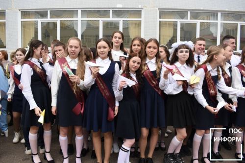 Последний звонок прозвенел для выпускников школы №2 Камских Полян