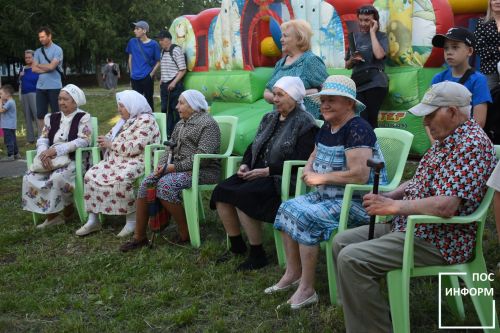 Яркий праздник двора 17 июля 2025 прошел в первом микрорайоне Камских Полян