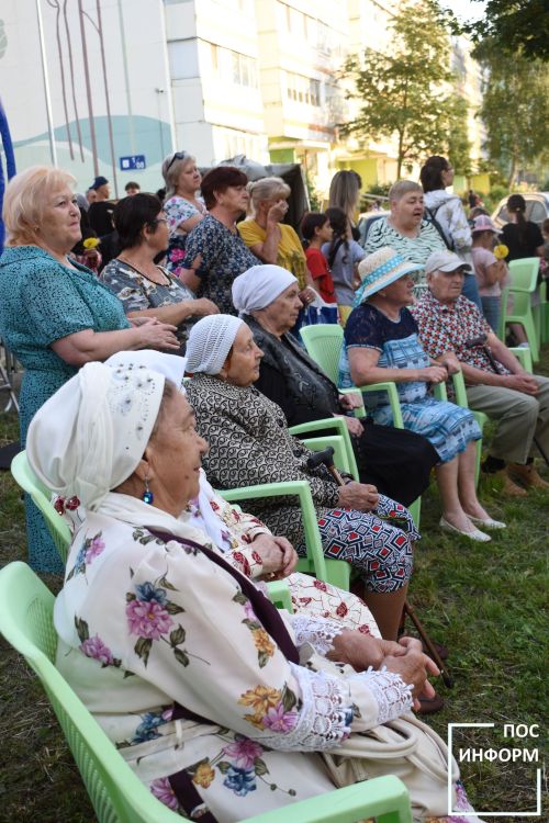 Яркий праздник двора 17 июля 2025 прошел в первом микрорайоне Камских Полян
