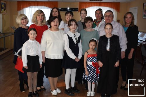 В детской музыкальной школе Камских Полян поздравили милых женщин.
