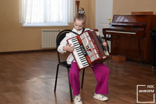 В детской музыкальной школе Камских Полян поздравили милых женщин.