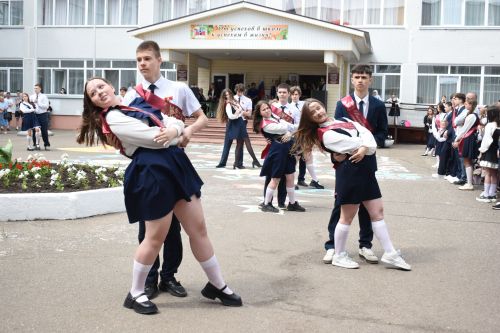 Прозвенел последний звонок в Камскополянской школе №2