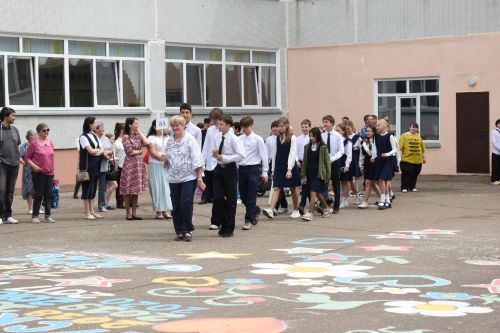 Прозвенел последний звонок в Камскополянской школе №2