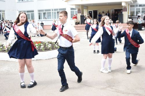 Прозвенел последний звонок в Камскополянской школе №2