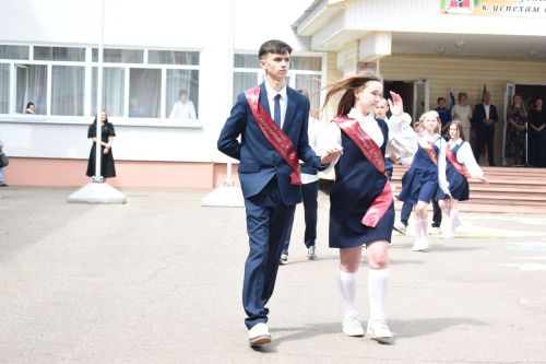 Прозвенел последний звонок в Камскополянской школе №2